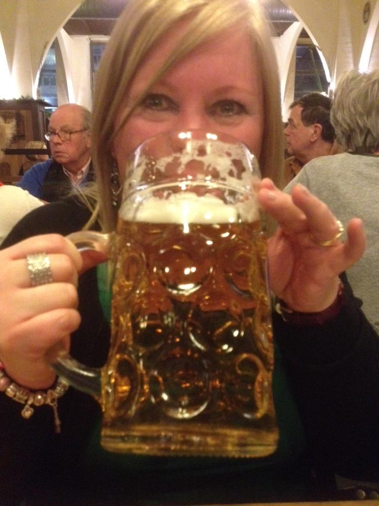 JenningsShajen's tweet photo. OMG bierkeller!! #Ompapa!!! http://t.co/rzSOoZssZA