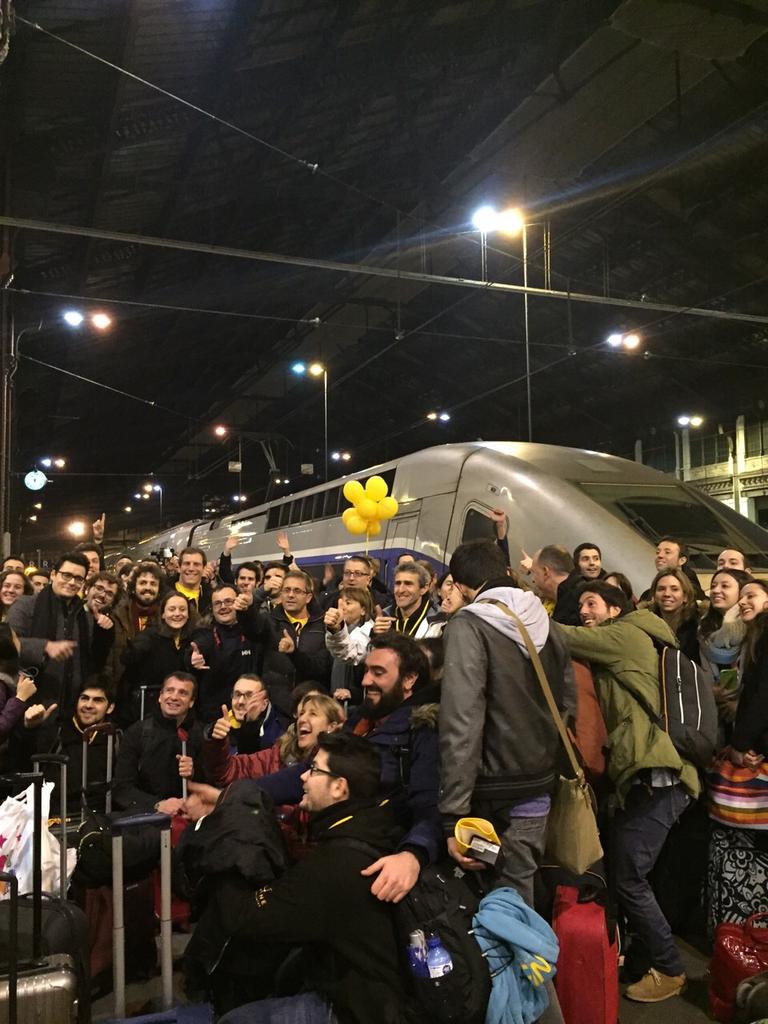 Renfe's tweet photo. Tras un viaje en tren trabajando intensamente, los #dreamers de @imaginecc #express2015 ya están en #Paris http://t.co/EThSUSnaSk