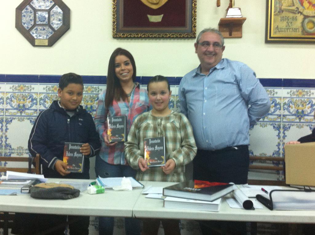 FallaOlta's tweet image. Hoy ha sido la presentación del Llibret y entrega de DVDs de las presentación #Fallas2015