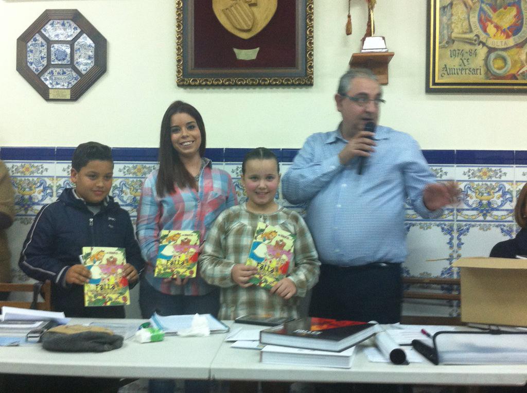 FallaOlta's tweet image. Hoy ha sido la presentación del Llibret y entrega de DVDs de las presentación #Fallas2015