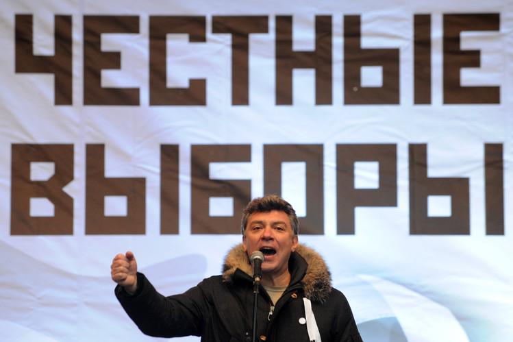 riotta's tweet photo. Boris Nemtsov doveva parlare a manifestazione anti Putin a Mosca. Ucciso con 4 colpi d'arma da fuoco vicino Cremlino http://t.co/bRnWxt71f7