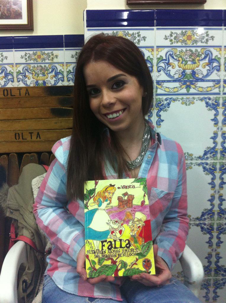 FallaOlta's tweet image. Nuestras Fallera Mayor @albacs91 ha sido la encargada de hacer nuestra portada #Fallas2015 #ElCaloret