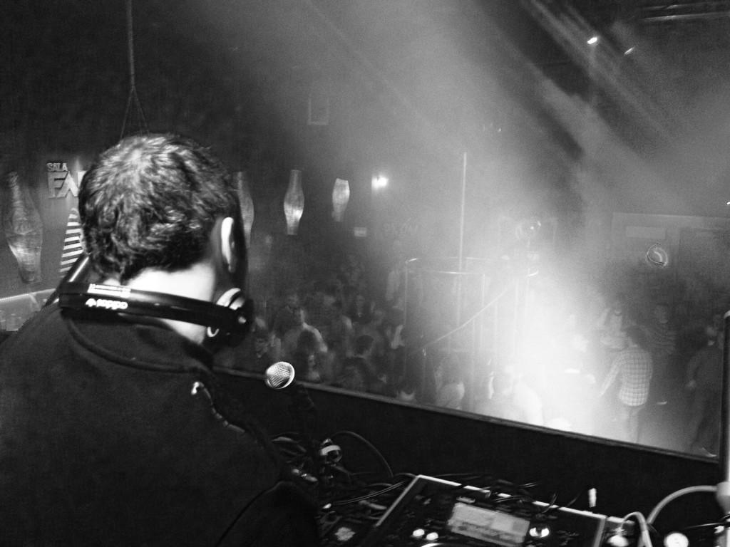 marcoslopez_'s tweet photo. Madre mia la que esta liando @luislopezwdm en @salafaraon !!! EL MUNDO NO GIRA LO MUEVEN LOS DJS !! #MeLoPasoPipa !! http://t.co/QmvIip6hc9