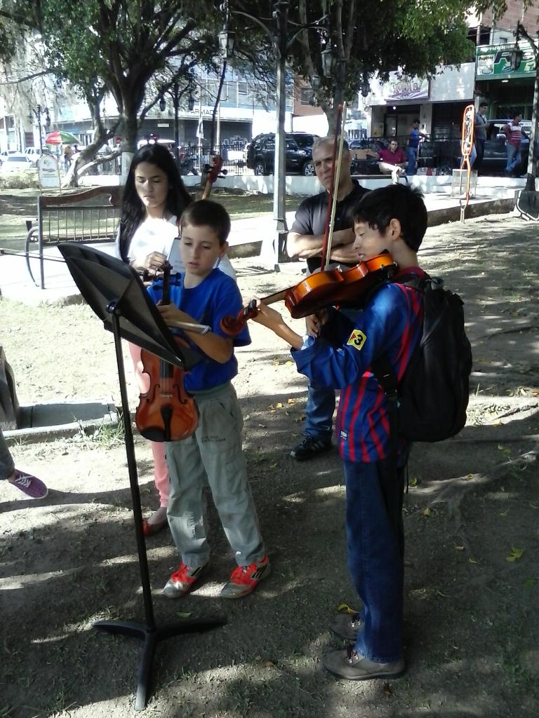 El_Valedgar's tweet photo. Compartimos música en  el 40 ANIVERSARIO. Mérida 27/02/2015 #ElSistemaCumple40 @elsistema @fosjiem @maleon10 http://t.co/aXMU6vjjJ1