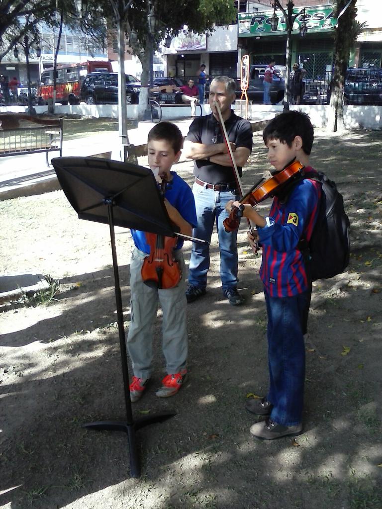 El_Valedgar's tweet photo. Compartimos música en  el 40 ANIVERSARIO. Mérida 27/02/2015 #ElSistemaCumple40 @elsistema @fosjiem @maleon10 http://t.co/aXMU6vjjJ1