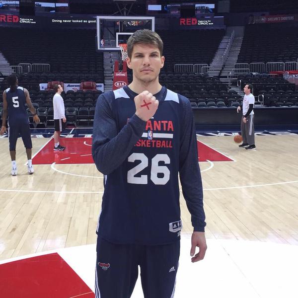 PhilHecken's tweet photo. Nice -> Kyle Korver of the Atlanta Hawks supporting the #enditmovement (h/t @KristenLedlow) http://t.co/laDMHumfFv