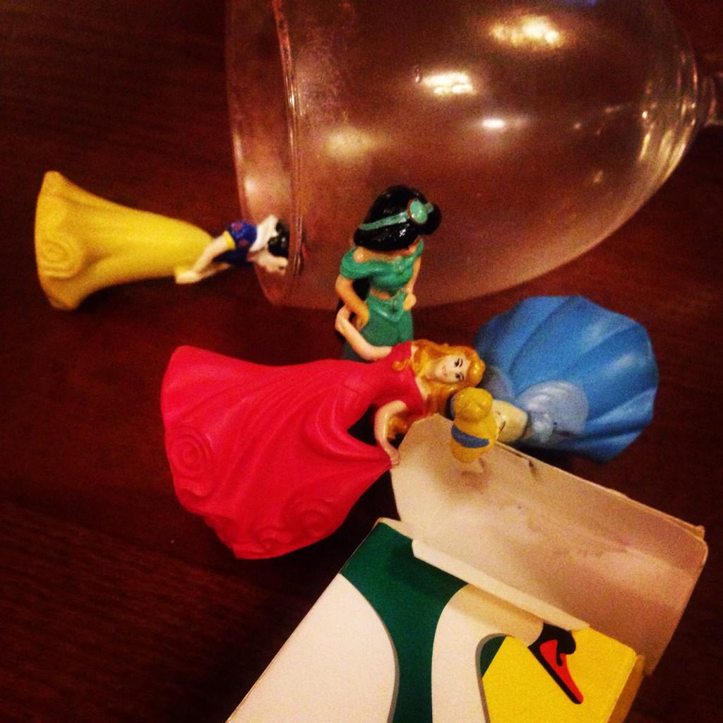 whitey2407's tweet photo. Heavy night for the Disney princesses! #fairytaleending #whatsthestrangestthinginyourbag http://t.co/ifH19EkbIF