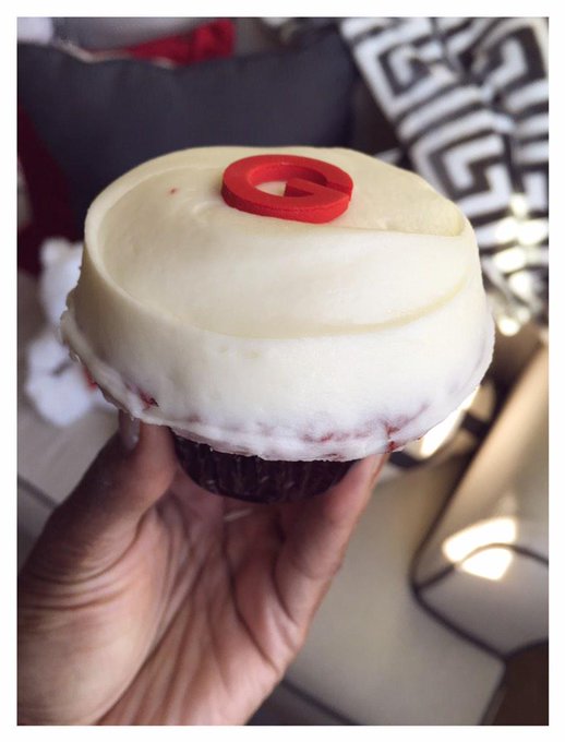 Omg these cupcakes from @sprinkles are soooooo good #RedVelvet #glutenfree http://t.co/vgIKepO9yy