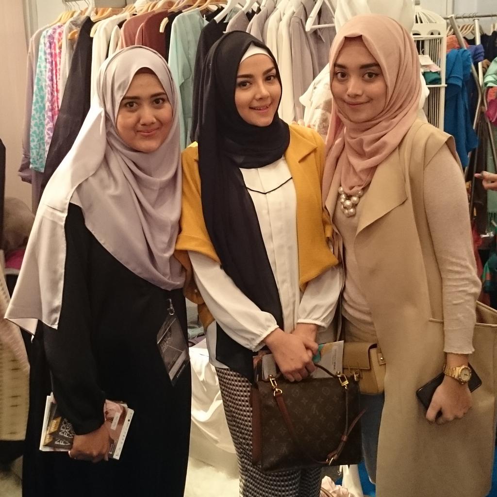 blouvia's tweet photo. Indonesian fashion week 2015 #IFW2015 #hijabifashion #fashiondesigner http://t.co/MPS27GEAGH