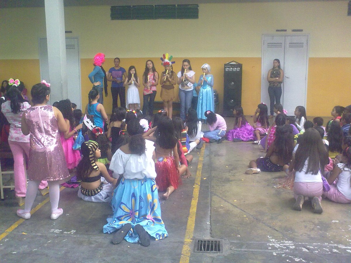 aur3py's tweet photo. @elsistema @SistemaLara @PSBIribarren #ElSistemaCumple40 modulo lucrecia garcia 27/02/15 http://t.co/WZfPAQybT0