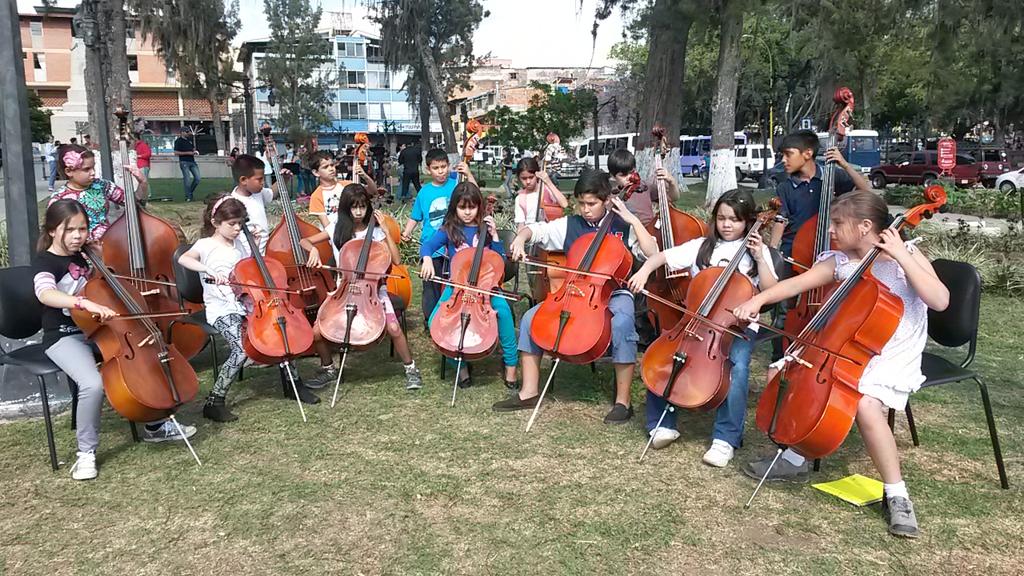 maleon10's tweet photo. Ensamble dcuerdas bajas preinfantil plaza Glorias Patrias Mérida @fosjiem @El_Valedgar @elsistema #ElSistemaCumple40 http://t.co/DSfEMAEYdX"