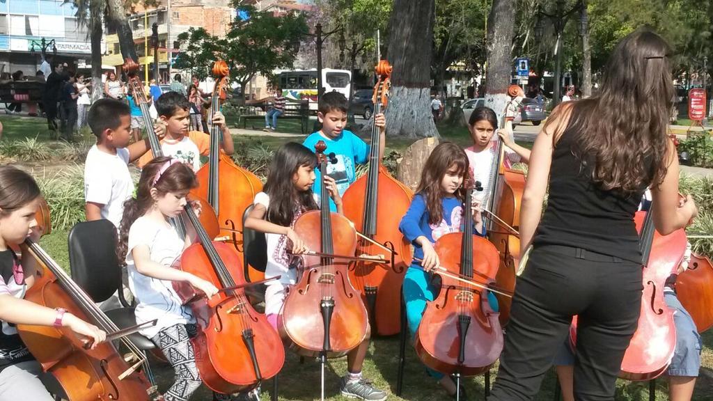 maleon10's tweet photo. Ensamble dcuerdas bajas preinfantil plaza Glorias Patrias Mérida @fosjiem @El_Valedgar @elsistema #ElSistemaCumple40 http://t.co/DSfEMAEYdX"