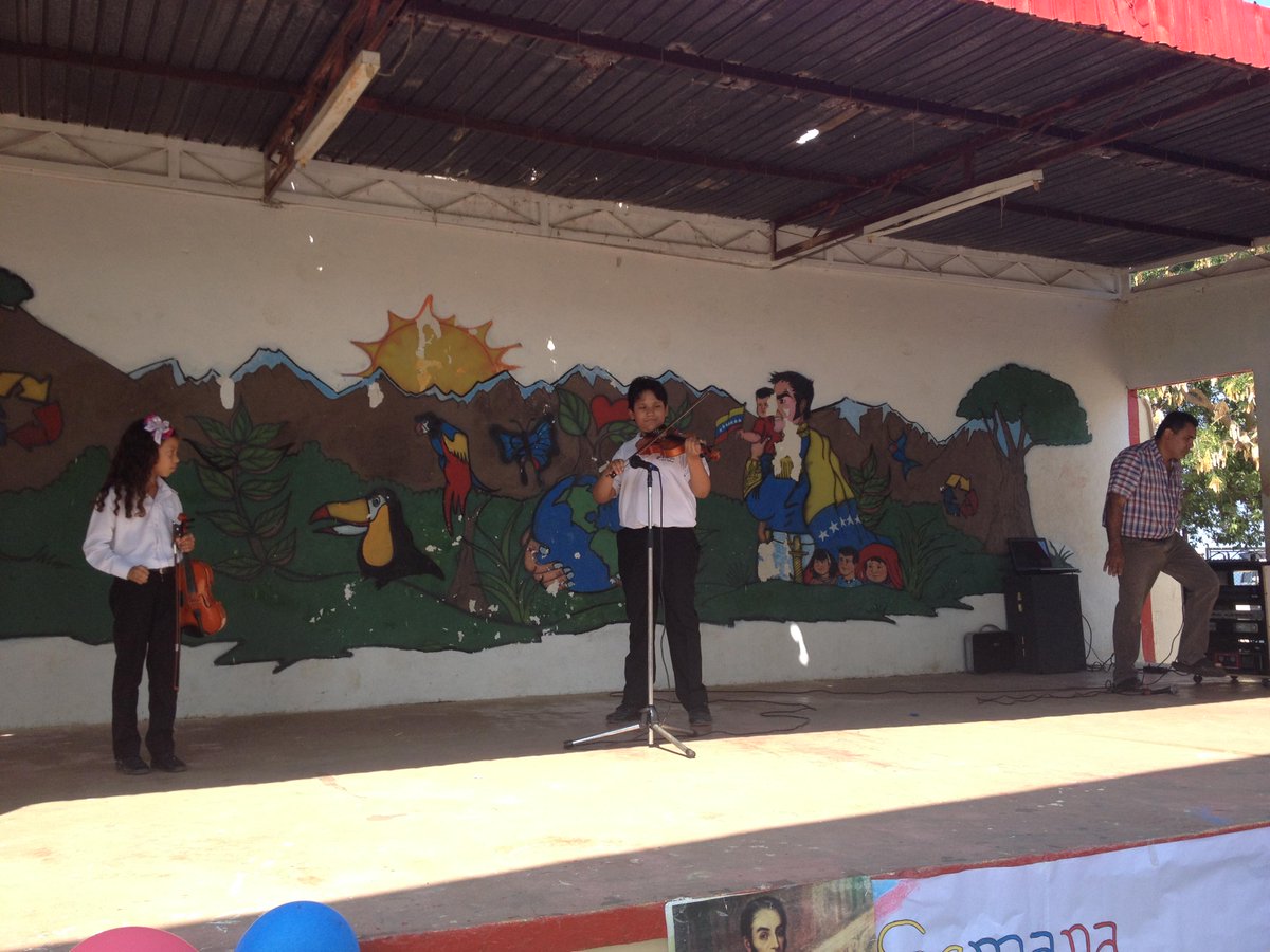 Perezlc's tweet photo. #UEPedroLucasUrribarri @CabimasSinfonic #ElSistemaCumple40 @melquisdrums @DannyC228 Soliista Josfren - Violin http://t.co/svQOlBcFhm