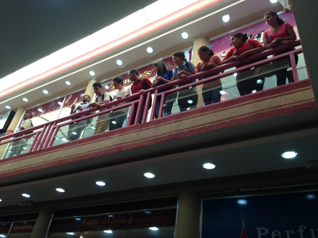 Coro juvenil y pequeños cantores en el centro comercial Cairo Center #ElSistemaCumple40 <a href="/SistemaYaracuy/">el sistema yaracuy</a>