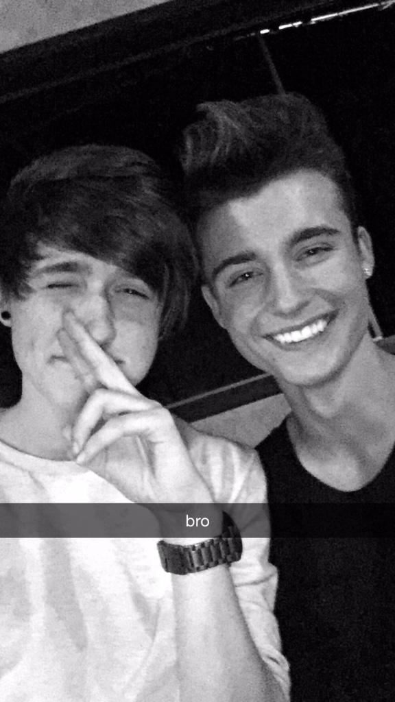 CollinersUy's tweet image. "@WeeklyChris: ✌️@CrawfordCollins | snapchat: Weekly-Chris http://t.co/8rNF3Y2GgP" ♥♥Bro♥♥