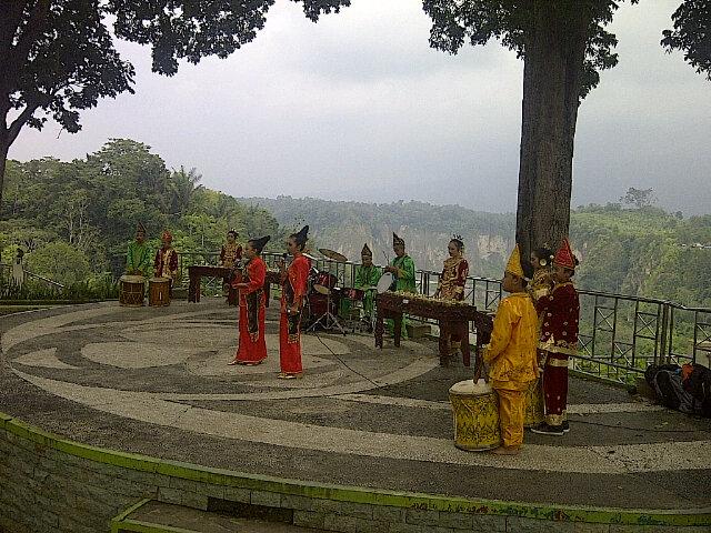 <a href="/wisataSumbar/">Sumatera Barat</a> <a href="/indopoints/">indopoints research</a> <a href="/IsmetAmzis/">ISMET AMZIS</a> setiap Sabtu Minggu di objek wisata Panorama <a href="/bukittinggiku/">bukittinggiku.com</a> ada pagelaran seni