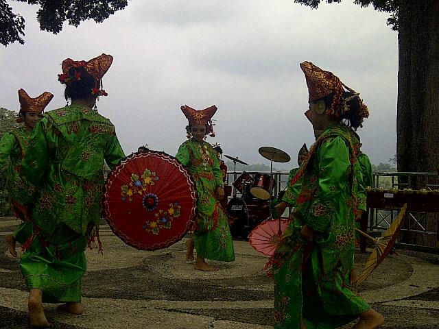 <a href="/wisataSumbar/">Sumatera Barat</a> <a href="/indopoints/">indopoints research</a> <a href="/IsmetAmzis/">ISMET AMZIS</a> <a href="/bukittinggiku/">bukittinggiku.com</a> @PROVINSISUMBAR tampilan seni di objek wsta Panorama bukittinggi