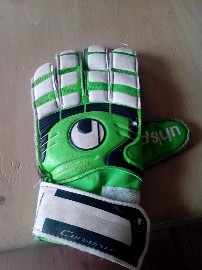 Joris Westerink is vanmorgen zijn rechter keepershandschoen kwijt geraakt in d'Overtoom ?  Iemand hem gezien?