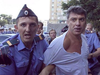 kosarevski's tweet photo. "@Rouslan5: Два лица, две России http://t.co/iSCS2qCKNL"
