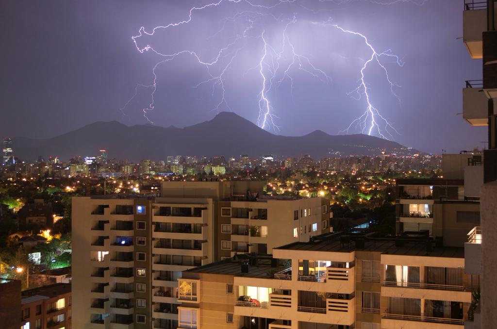 pamepaci's tweet photo. Vista desde Ñuñoa! #tormentaelectrica #truenos #rayos #relampagos #Santiago @reddeemergencia @CNNChile @ReporteChile http://t.co/s79OoMt2Gt