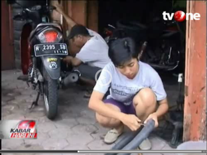 PolwanTime's tweet photo. "@VIVAnews: Briptu Eka, Polwan yang Masih Bantu Orang Tua Menambal Ban http://t.co/4Xpromf6pe http://t.co/sg83DRRMQW"