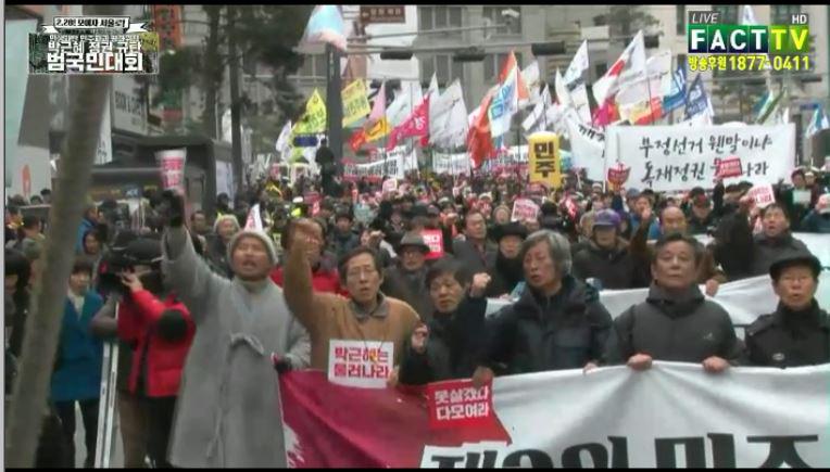 dkrkehtm1004's tweet image. [팩트TV 생방중계중] PM 16시 34분 서울역-박근혜정권규탄 범국민대회 행진 상황 .... RT