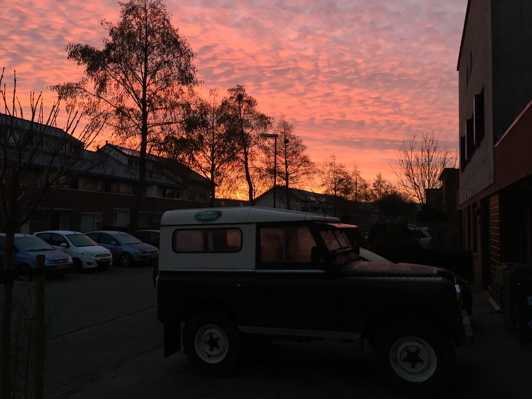 defabel's tweet image. Land Rover in de ochtend lucht !