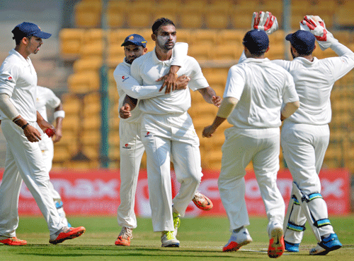 DeccanHerald's tweet photo. Defending #RanjiTrophy champions Karnataka beat Mumbai to enter finals
Read - http://t.co/4pJHuW9QVm #DHPhoto http://t.co/86H6buR5IM