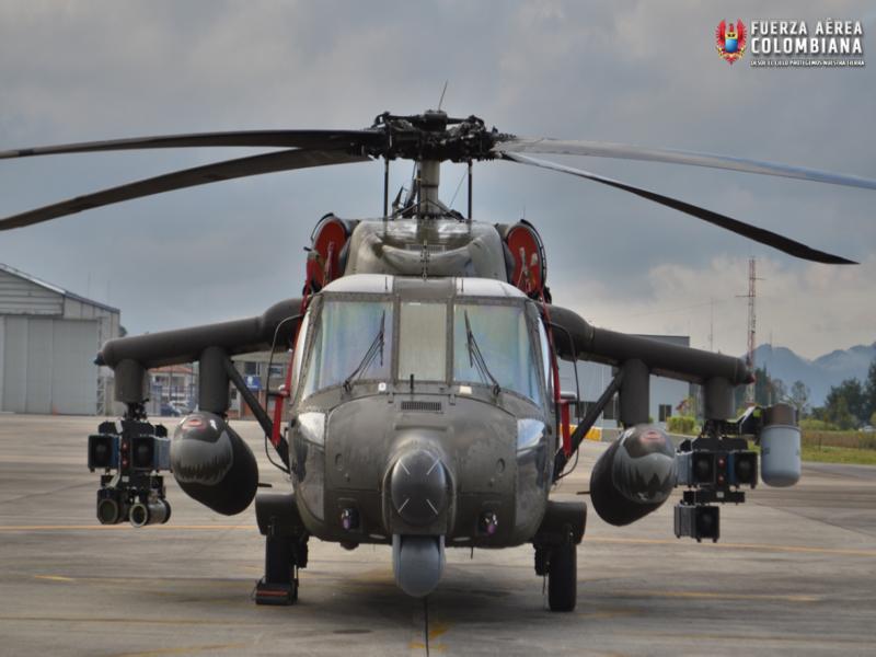 سلاح الجو الكولومبي يعرض مروحيته المحدثه Sikorsky AH-60L Arpia IV B-6pxOEWkAANfeO