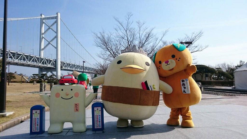 barysan's tweet photo. @barysan 最後に瀬戸大橋をバックにわたるくんとみきゃんとでパチリ(・∀・)今日はお天気よかって気持ちよかったわーい！会いに来てくれたみんな本当にありがとう！ほなまたー！ http://t.co/6WVQHqfLPm