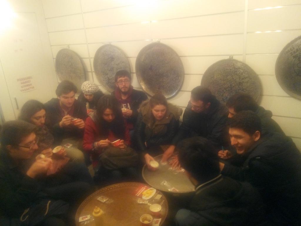 Dondurmalı İrmik yemesek olmazdı. Hacı Şerif'e imzamızı da attık. Sıradaysa Han geliyor.