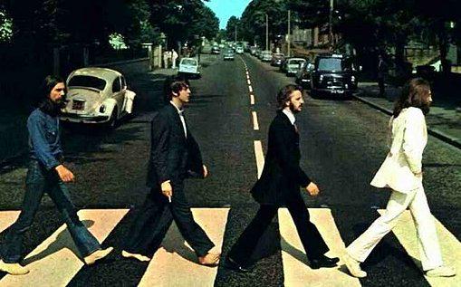 George Harrison "milli" olurken, diğer The Beatles üyeleri gizlice izlemiş ve sonra kutlamışlardır.