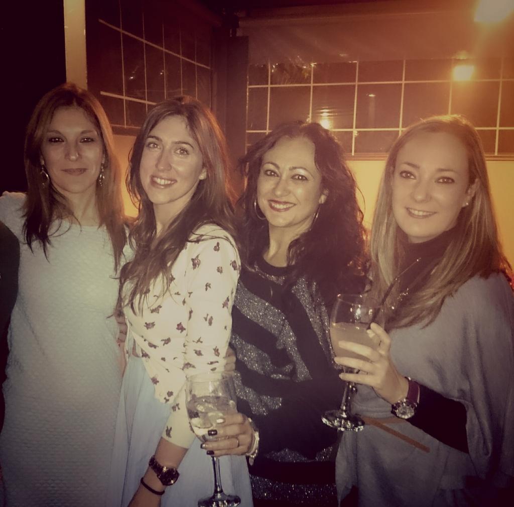 AnaCarbonell3's tweet photo. Noche de chicas #compañeras #amigas http://t.co/t2otcy5cSw