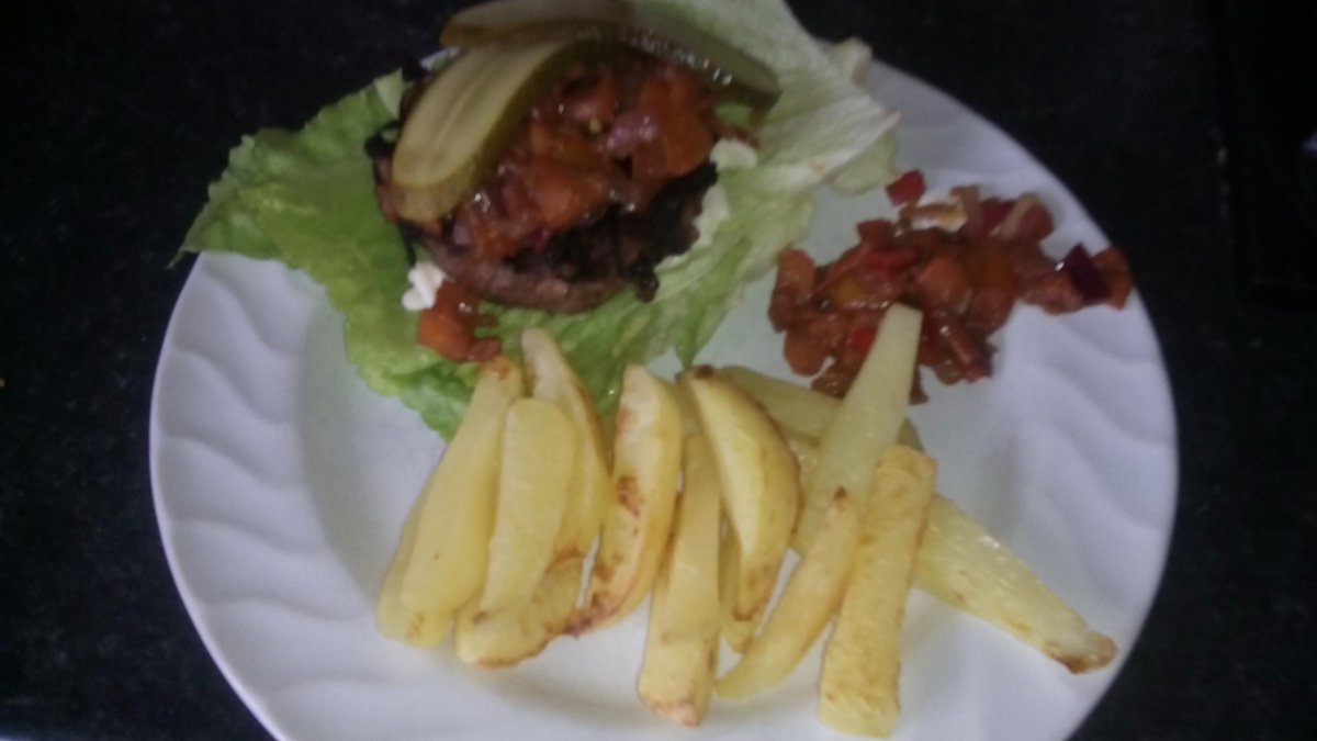 libby_mc's tweet image. @Lauri2577 still on the bus #freechips #freesalsa  #freeburger #poshnosh