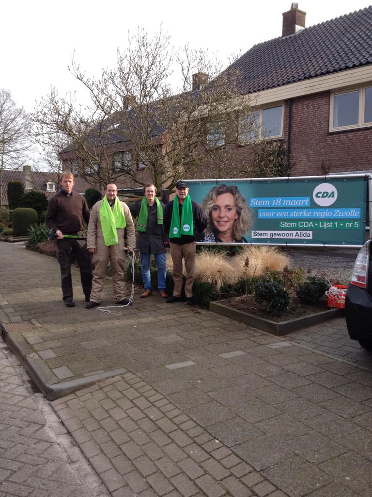 alidarenkema's tweet photo. Zo, de CDA-mannen hebben t eerste spandoek in Zwolle geplaatst. Op naar 18 maart! http://t.co/UsXaJ3FXrZ