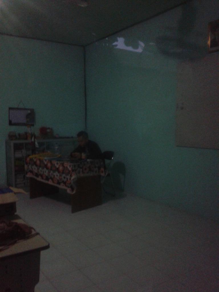 atmosphere_2015's tweet photo. Mau liat @ernestprakasa ? Penasaran? BURUAN DATENG! Ini bang Ernest lagi nungguin kalian dateng ke sini hihi http://t.co/Lw5x5bGmp1
