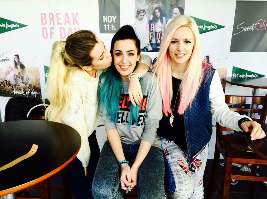 ObviouslyPla's tweet image. Las chicas ahora en la firma de Murcia #MiVoto40SweetCalifornia