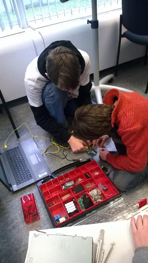 diederikkrols's tweet image. Kids are programming Arduino and Mindstorms at #CoderDojoBelgium Antwerp South.