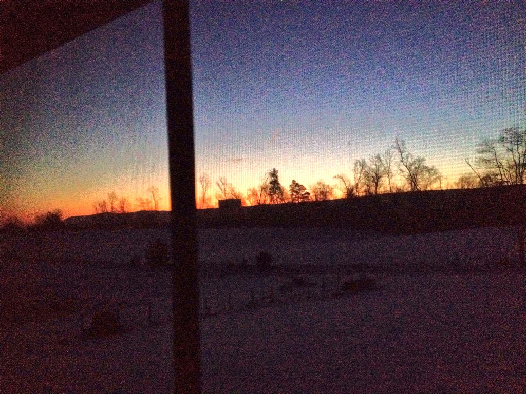 SarahPeer's tweet photo. When you can't sleep at night at all...you get to be awake to see the sunrise. 🌇 http://t.co/apsOYOOJlN