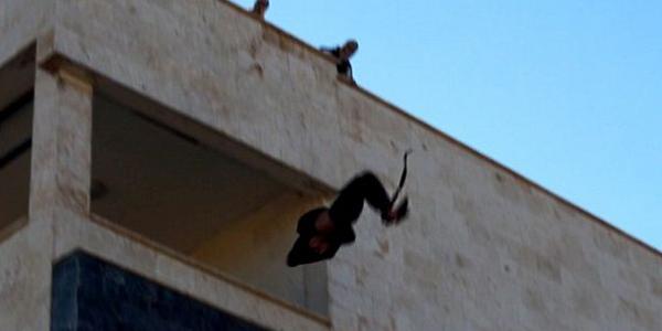 #IŞİD bir kişiyi daha eşcinsel olduğu gerekçesiyle çatıdan atarak vahşice katletti!

demokrathaber.net/dunya/isid-bir… "