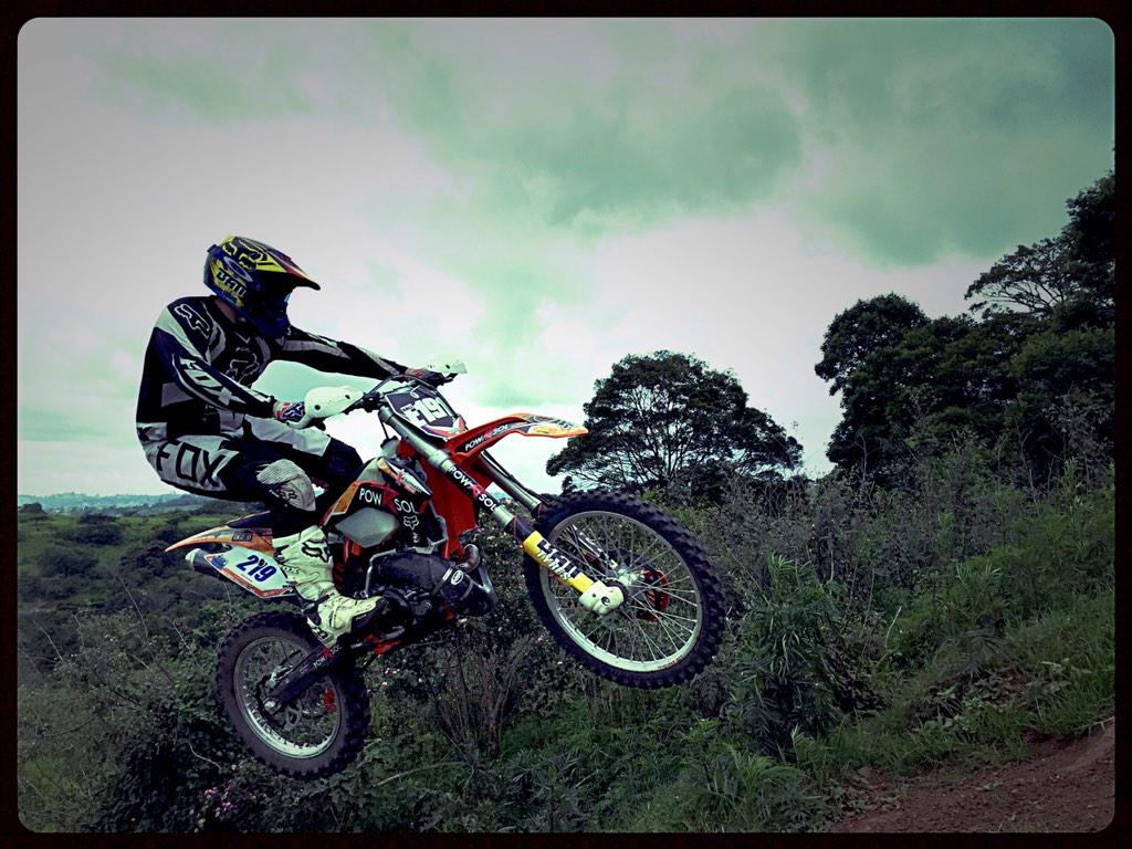 Powasol's tweet photo. Watching the Team busting laps at #ButlersFarm @DalanHall @TristAsherWood @battholdings @enduren http://t.co/Tn8TT5njN5