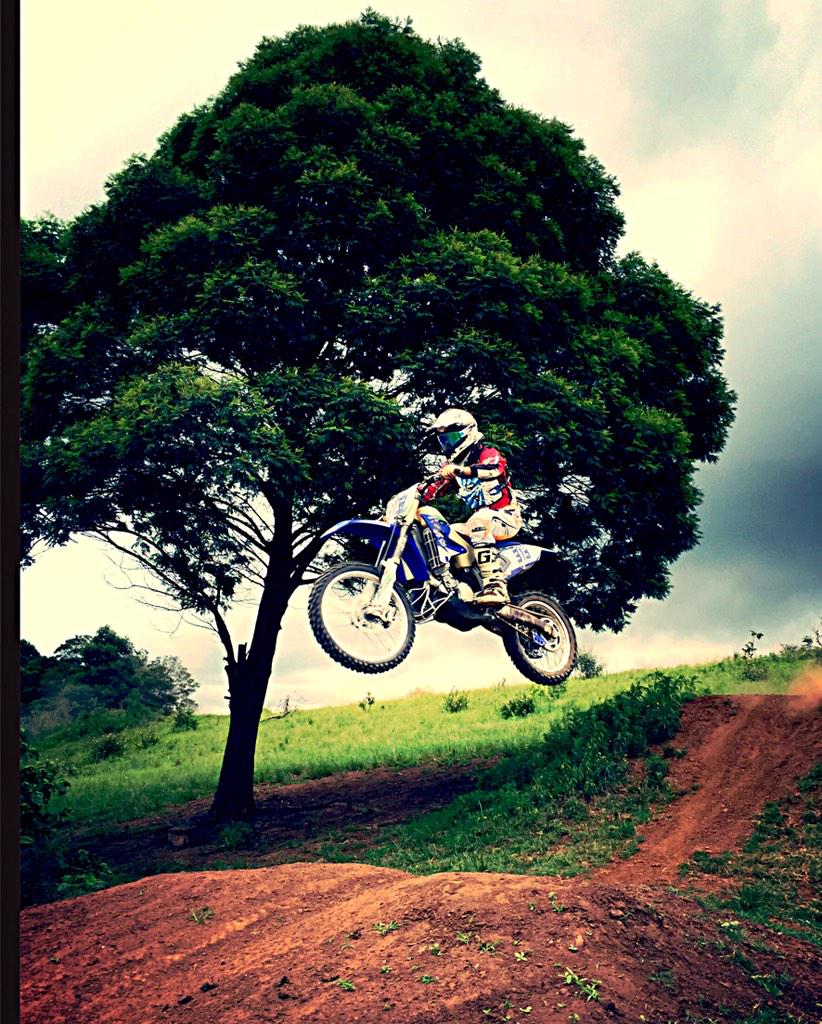 Powasol's tweet photo. Watching the Team busting laps at #ButlersFarm @DalanHall @TristAsherWood @battholdings @enduren http://t.co/Tn8TT5njN5