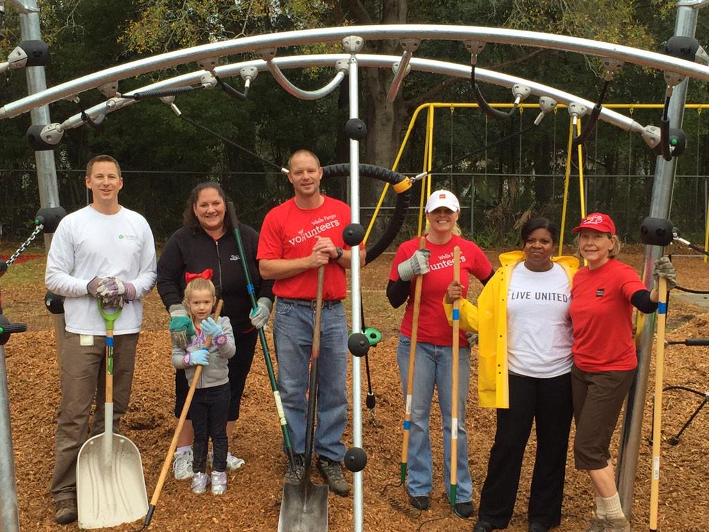 unitedwaynefl's tweet photo. .@WellsFargo volunteers are out on a rainy Saturday morning to wrap up their project from #MLKDay2015! Thank you! http://t.co/8n1JAqDlJt