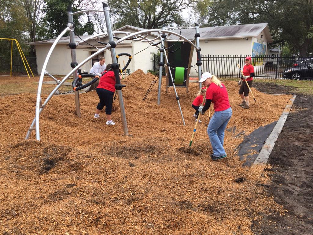 unitedwaynefl's tweet photo. .@WellsFargo volunteers are out on a rainy Saturday morning to wrap up their project from #MLKDay2015! Thank you! http://t.co/8n1JAqDlJt