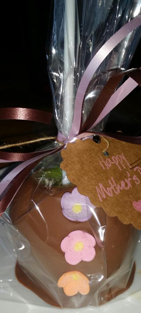 apples_gourmet's tweet photo. Make your mum feel really special this Mother's Day with the unique taste of a Gourmet Caramel Apple! 🌸💟 http://t.co/07T65aPfp8