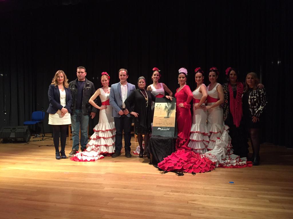 CheloRuiz_F's tweet photo. Que mejor forma de celebrar Andalucía que bailándole a la gran MARIQUILLA en granada y en la presentación de su libro http://t.co/DMe46VIfIV