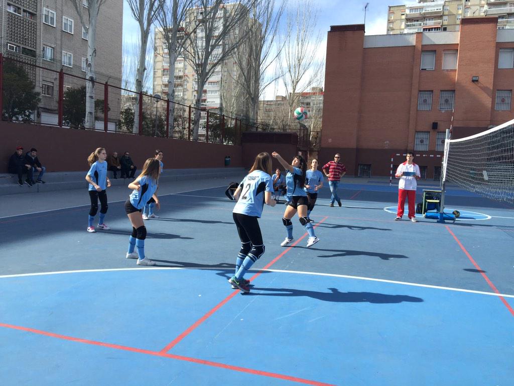 DeportesECM's tweet photo. @trinitariosM @satochadeportes El segundo set también lo gana el equipo visitante por 12 a 25. #JuegosECM http://t.co/NGyyjEUhJN