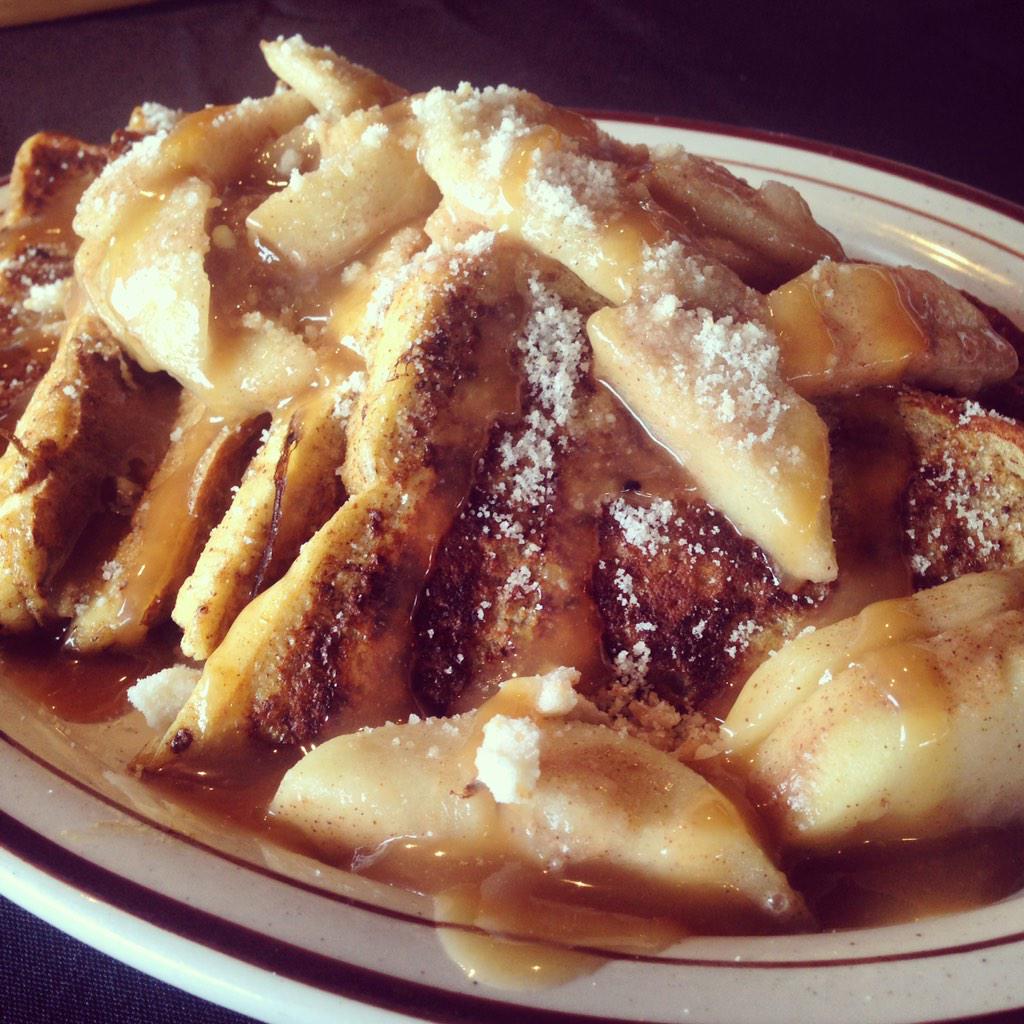 theemory's tweet photo. Special for wknd #brunch-Caramel Apple French Toast! French toast w/ warm apples,cobbler crumble &amp; caramel. #foodporn http://t.co/puzzBMpMex