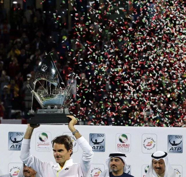 RFansArgentina's tweet photo. @rogerfederer recibiendo el trofeo de @DDFTennis #RF84 |Getty Images| http://t.co/z9JhloVBUI