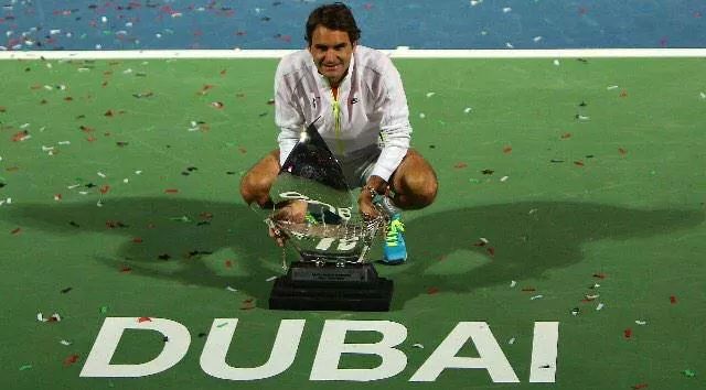 RFansArgentina's tweet photo. @rogerfederer recibiendo el trofeo de @DDFTennis #RF84 |Getty Images| http://t.co/z9JhloVBUI